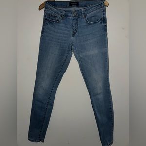 Women’s low-rise light washed jeggings